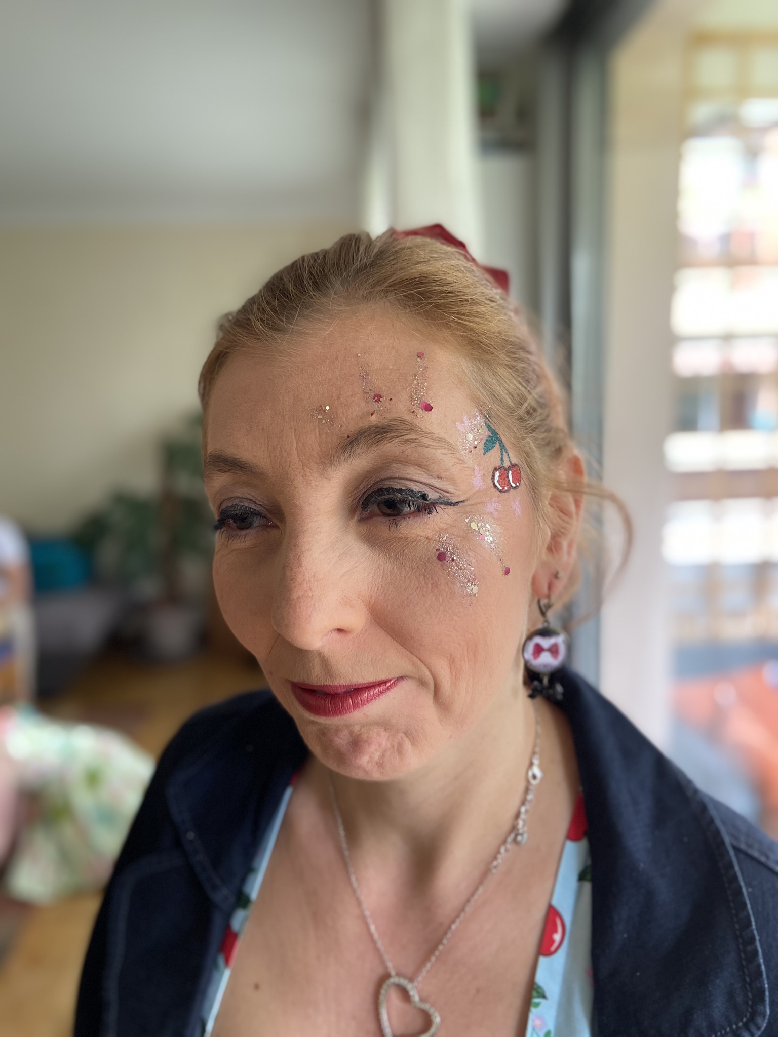 Lauranoe Facepainting, stand de maquillage artistique, alsace, paillettes, paillettes biodégradables, animation maquillage, maquillage enfant, bodypainting, festival, tatouages à paillettes, bar à paillettes, soirée, évènements