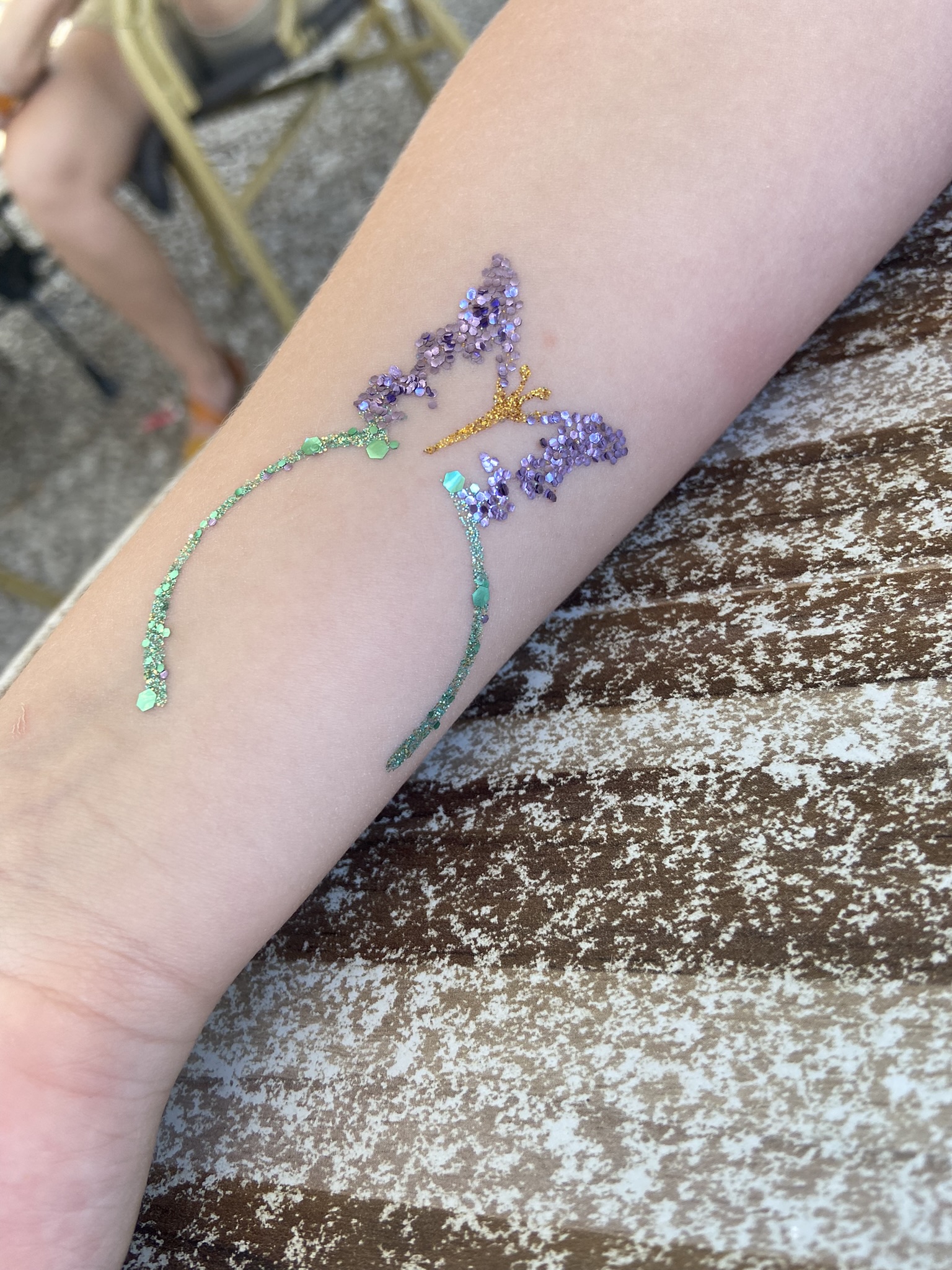 Lauranoe Facepainting, stand de maquillage artistique, alsace, paillettes, paillettes biodégradables, animation maquillage, maquillage enfant, bodypainting, festival, tatouages à paillettes, bar à paillettes, soirée, évènements