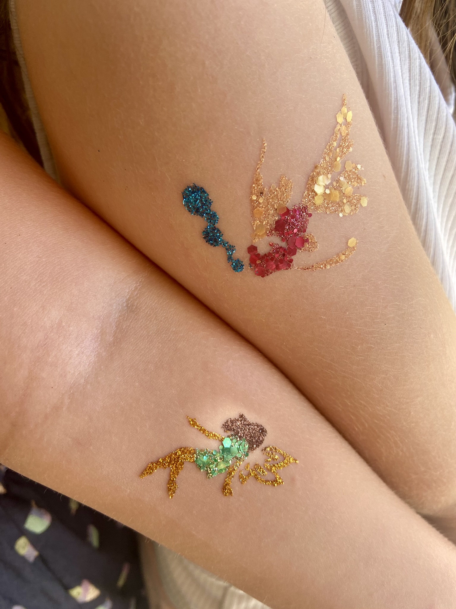 Lauranoe Facepainting, stand de maquillage artistique, alsace, paillettes, paillettes biodégradables, animation maquillage, maquillage enfant, bodypainting, festival, tatouages à paillettes, bar à paillettes, soirée, évènements