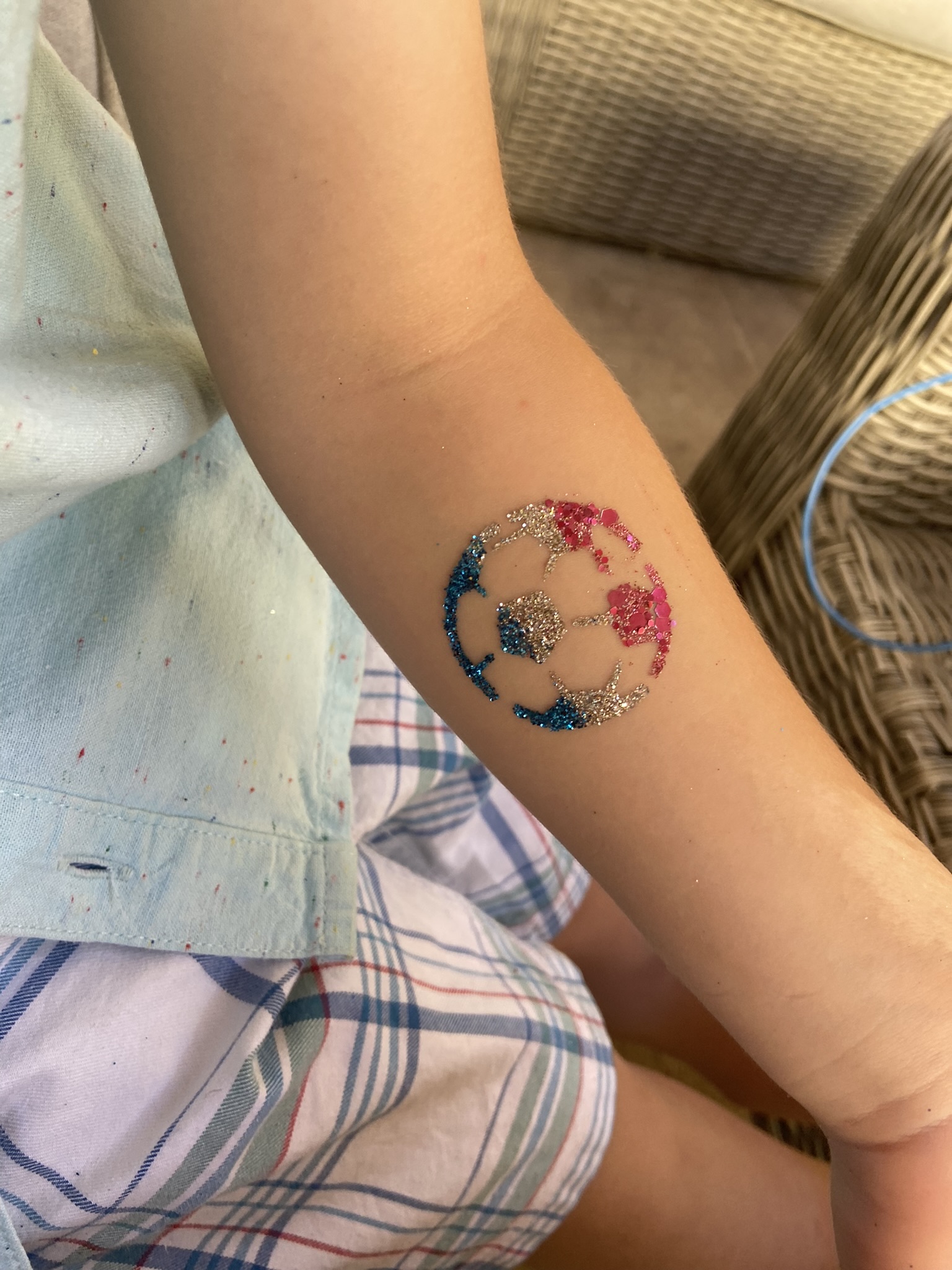 Lauranoe Facepainting, stand de maquillage artistique, alsace, paillettes, paillettes biodégradables, animation maquillage, maquillage enfant, bodypainting, festival, tatouages à paillettes, bar à paillettes, soirée, évènements, fan de sport