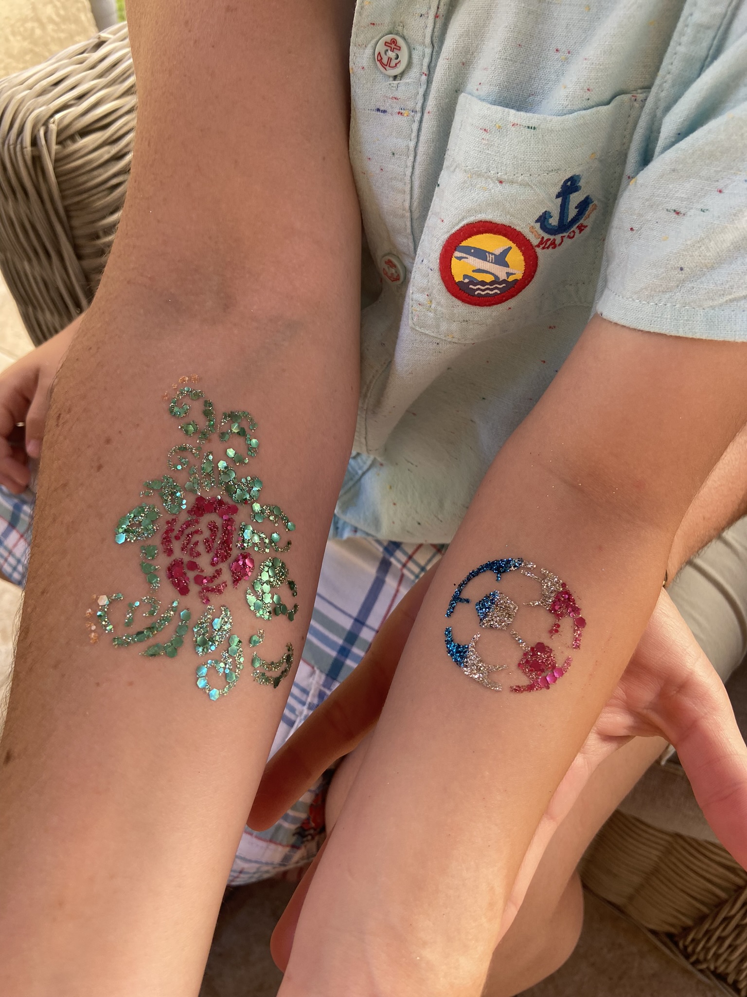 Lauranoe Facepainting, stand de maquillage artistique, alsace, paillettes, paillettes biodégradables, animation maquillage, maquillage enfant, bodypainting, festival, tatouages à paillettes, bar à paillettes, soirée, évènements