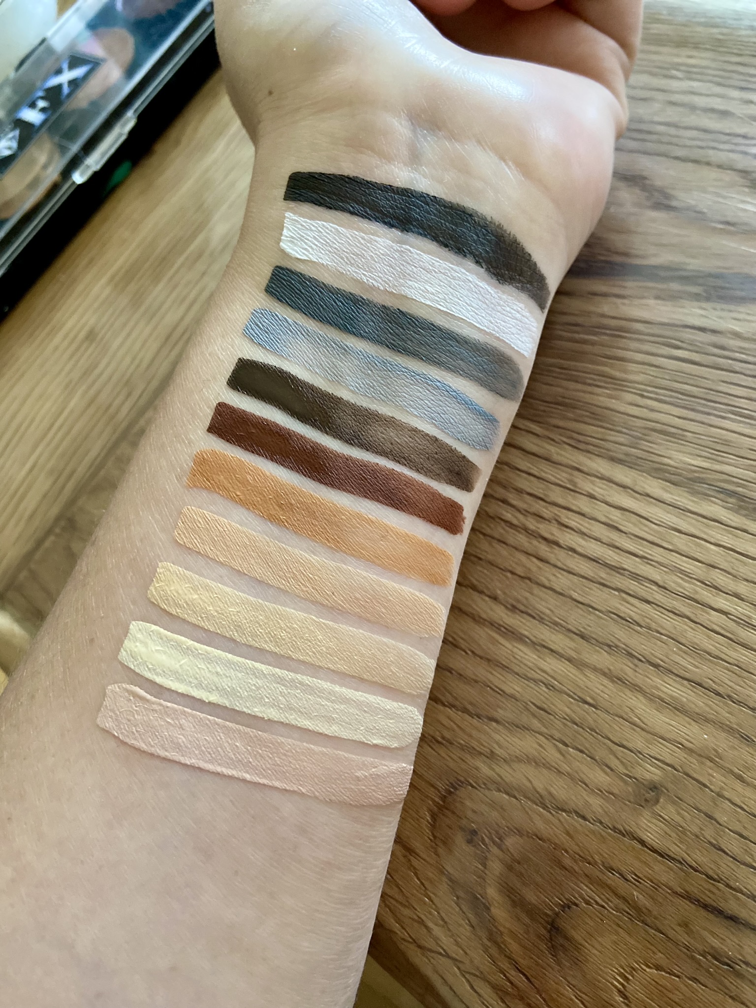 Lauranoe Facepainting, Bellypainting, stand de maquillage artistique, femme enceinte, grossesse, peinture sur le ventre, baby shower, séance photo, Maman, gender reveal, future maman, cadeau, alsace