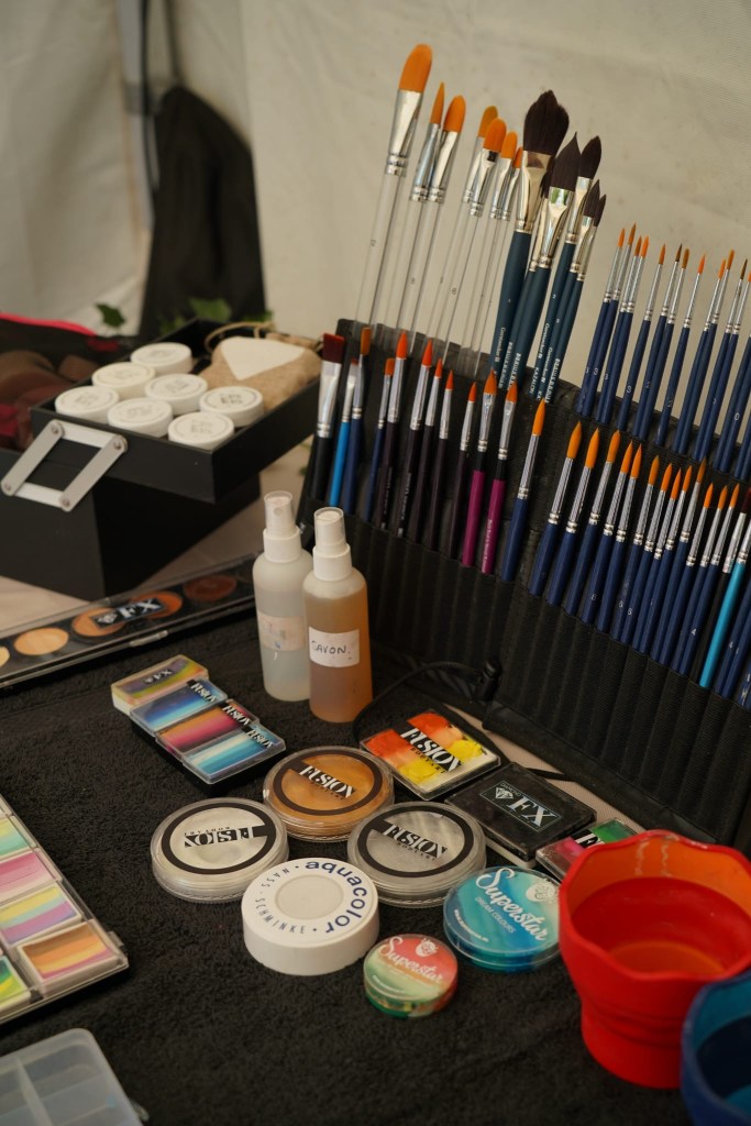 Facepainting, maquillage artistique, matériel, maquillage enfant, maquillage festival, tatouage à paillettes, glitter bar, glitters