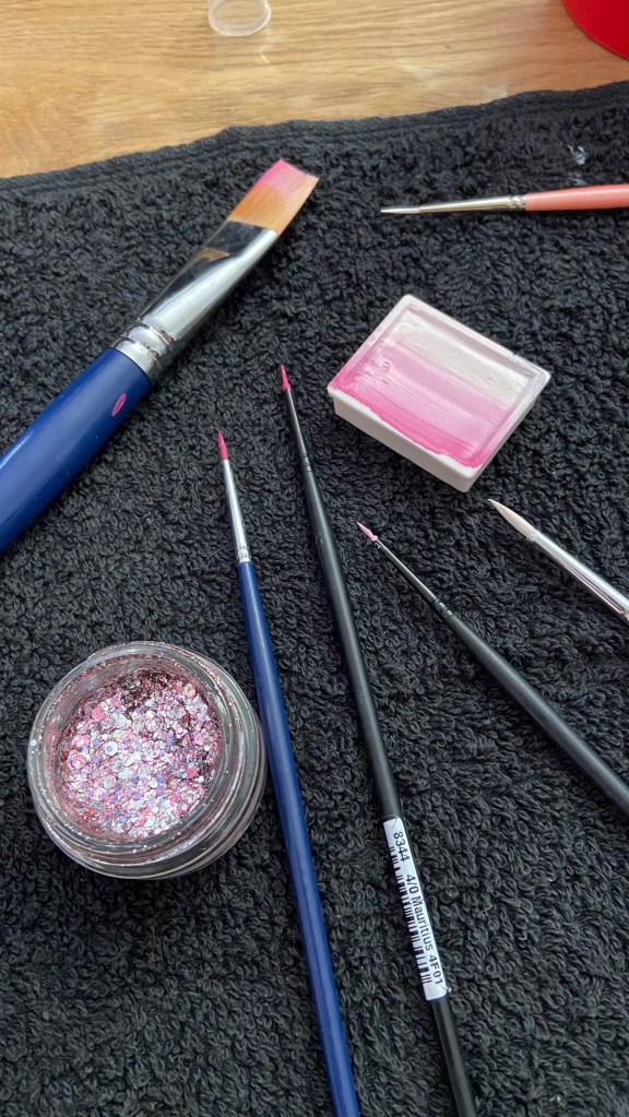 Stand Facepainting, maquillage artistique, maquillage enfant, maquillage festival, glitter bar, glitters, tatouage à paillettes