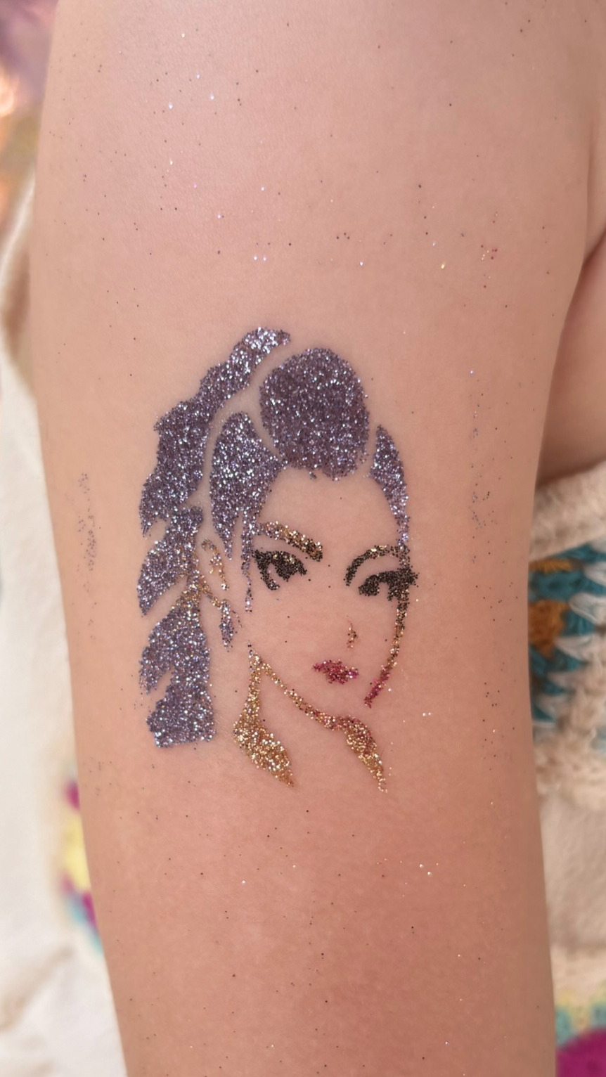 Lauranoe Facepainting, stand de maquillage artistique, alsace, paillettes, paillettes biodégradables, animation maquillage, maquillage enfant, bodypainting, festival, tatouages à paillettes, bar à paillettes, soirée, évènements, tatouage à paillette Rumi, Kpop, Kpop Demon Hunter