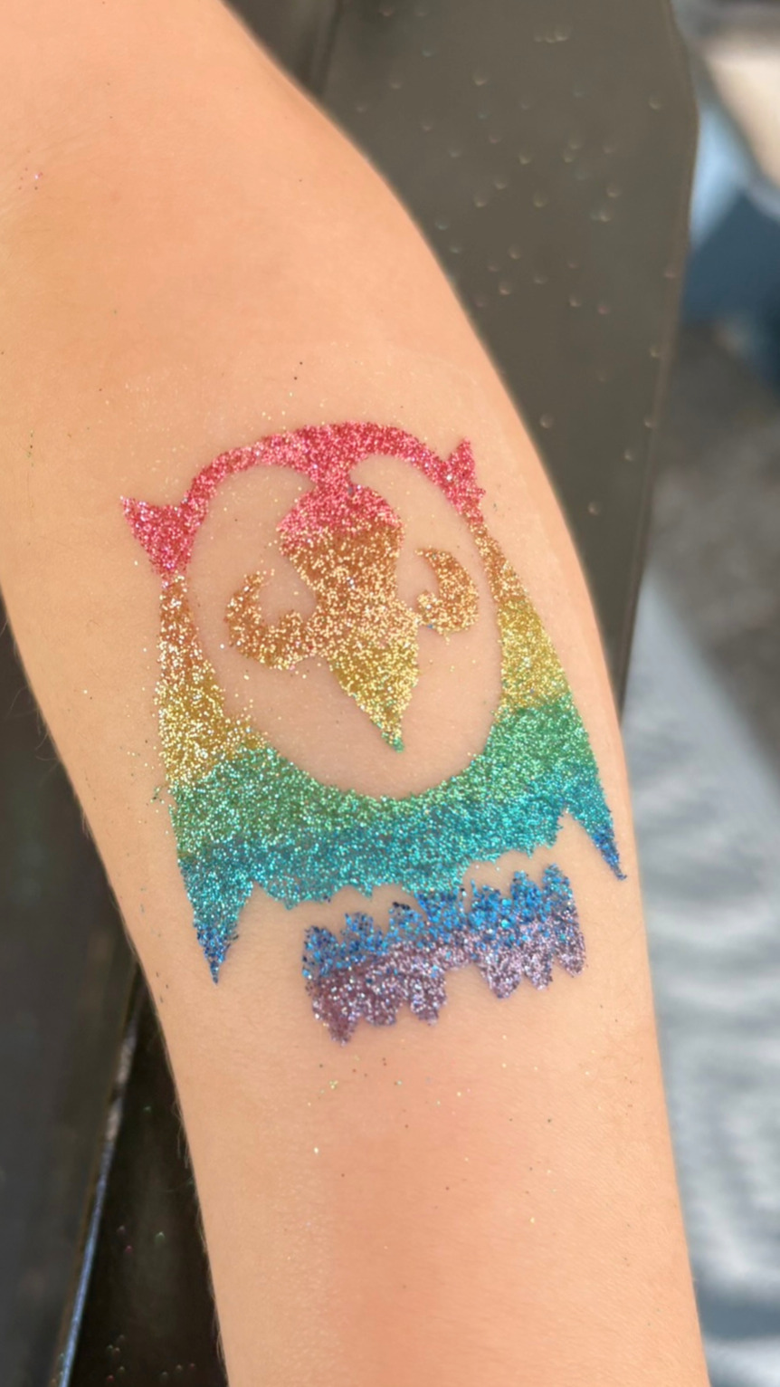 Lauranoe Facepainting, stand de maquillage artistique, alsace, paillettes, paillettes biodégradables, animation maquillage, maquillage enfant, bodypainting, festival, tatouages à paillettes, bar à paillettes, soirée, évènements