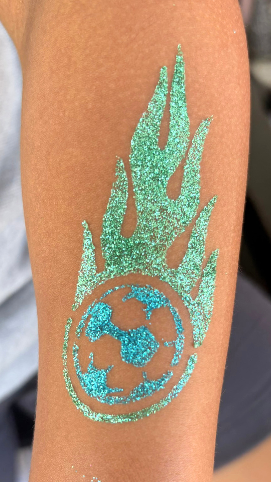 Lauranoe Facepainting, stand de maquillage artistique, alsace, paillettes, paillettes biodégradables, animation maquillage, maquillage enfant, bodypainting, festival, tatouages à paillettes, bar à paillettes, soirée, évènements, tatouage à paillette foot, football